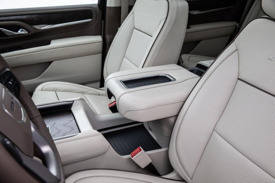 Интерьер GMC Yukon Denali 2020 года  (фото 14 из 31)